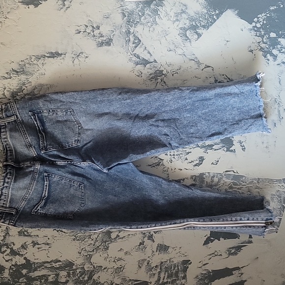 Side-Zipper High Rise Jeans - Picture 8 of 10